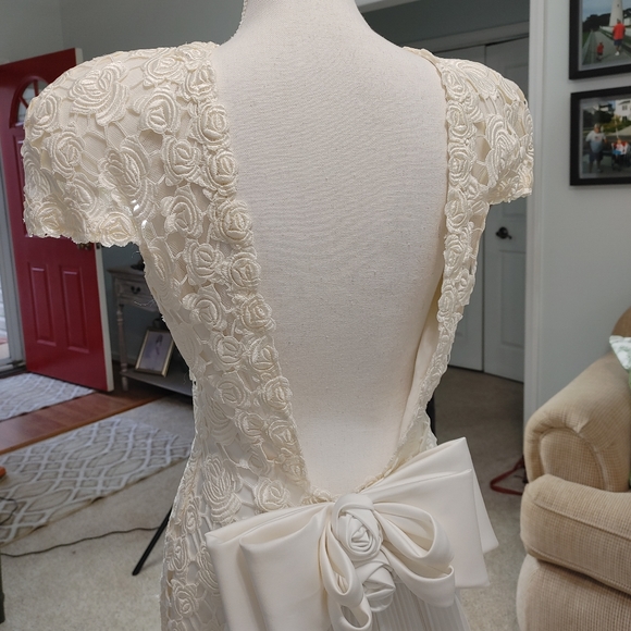 VINTAGE 90'S DEMETRIOS LACE OVERLAY WEDDING DRESS WITH TRANE, OFF-WHITE/WHITE 10 - Picture 10 of 16
